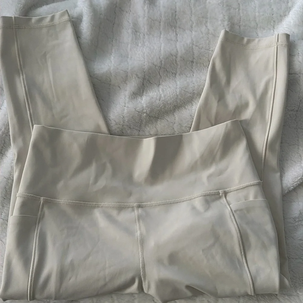 Athleta Salutation Stash High Rise Capri Legging size m - Picture 2 of 5